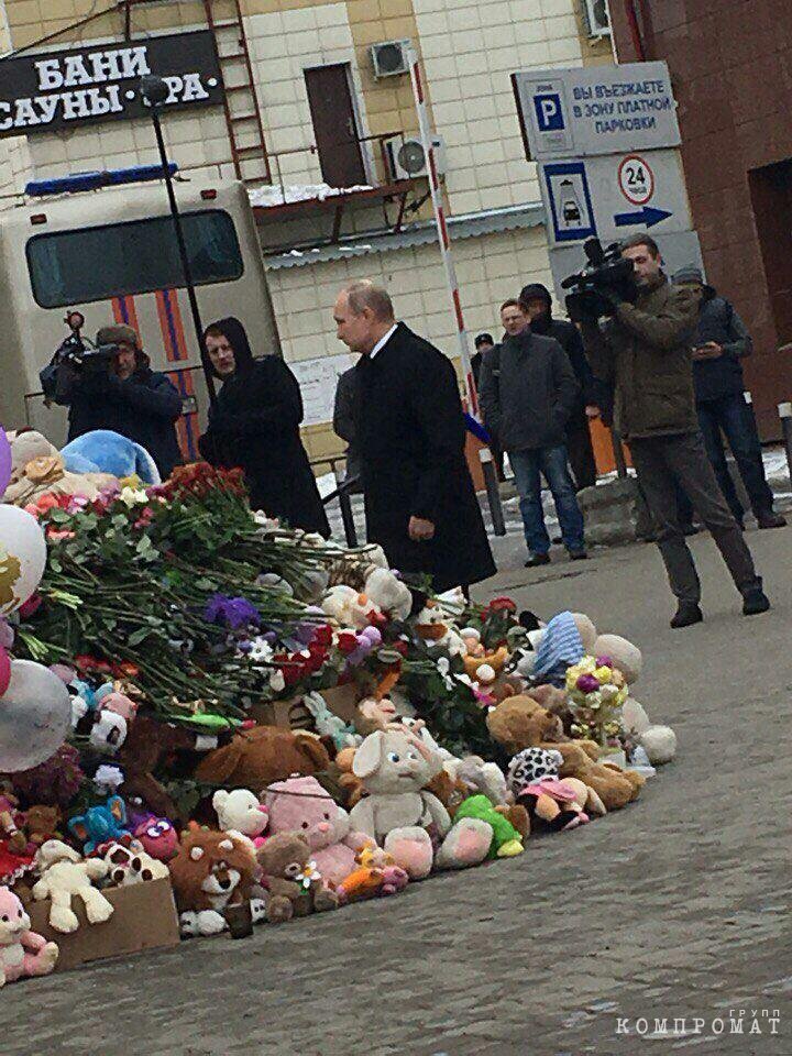 Путин возложил цветы у сгоревшего торгового центра в Кемерово