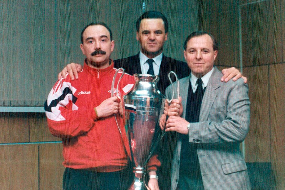 Григорий Есауленко в центре