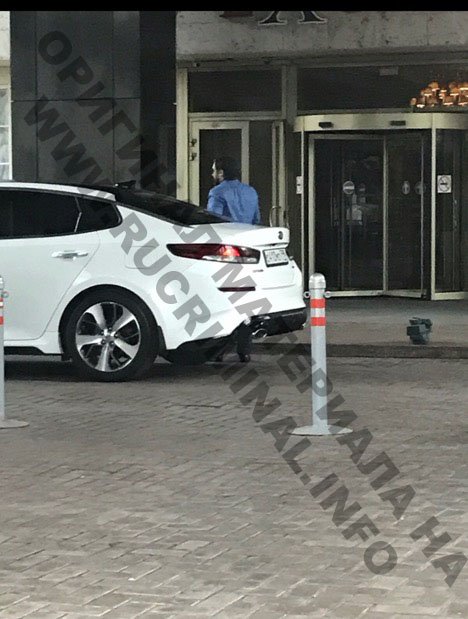 Юрий Курдюков выходит из авто с гос. номером С410МО799, оформленное на водителя – Осипова Максима Николаевича. Максим Осипов работает на Астаховых