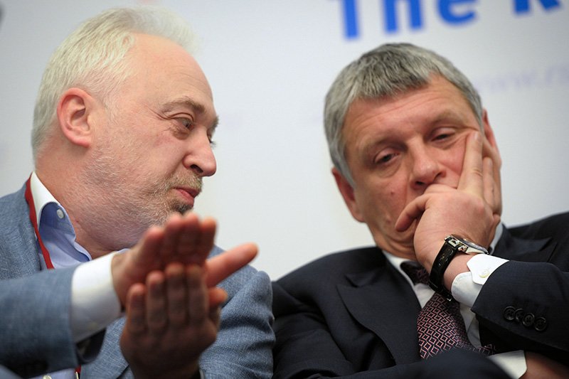 Юрий Удальцов (справа)