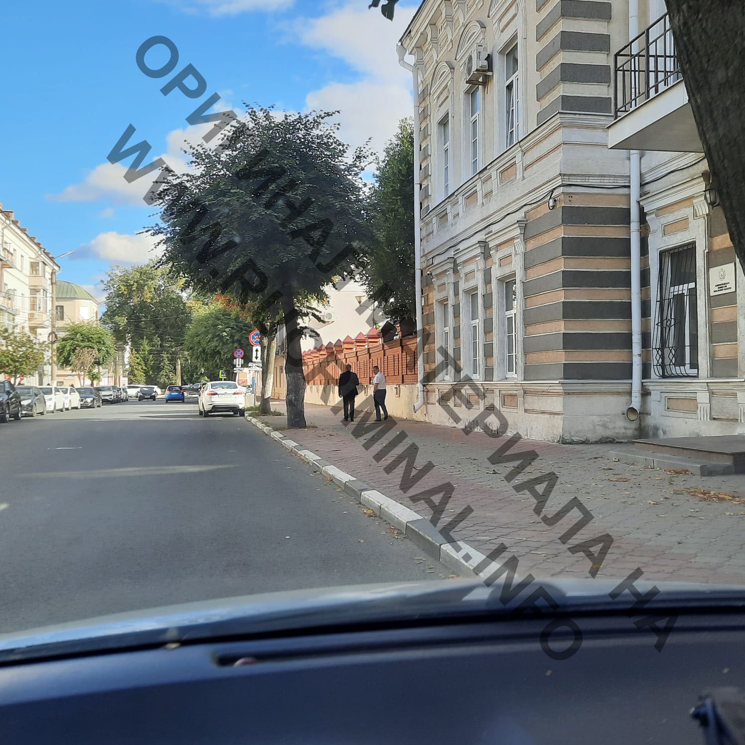 Игнатенко идёт с бывшим телохранителем Игоря Грекова по ул Полонского из кафе в областное правительство