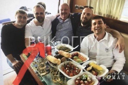 Олег Колесников (второй слева) и Леонид Колесников (третий слева)